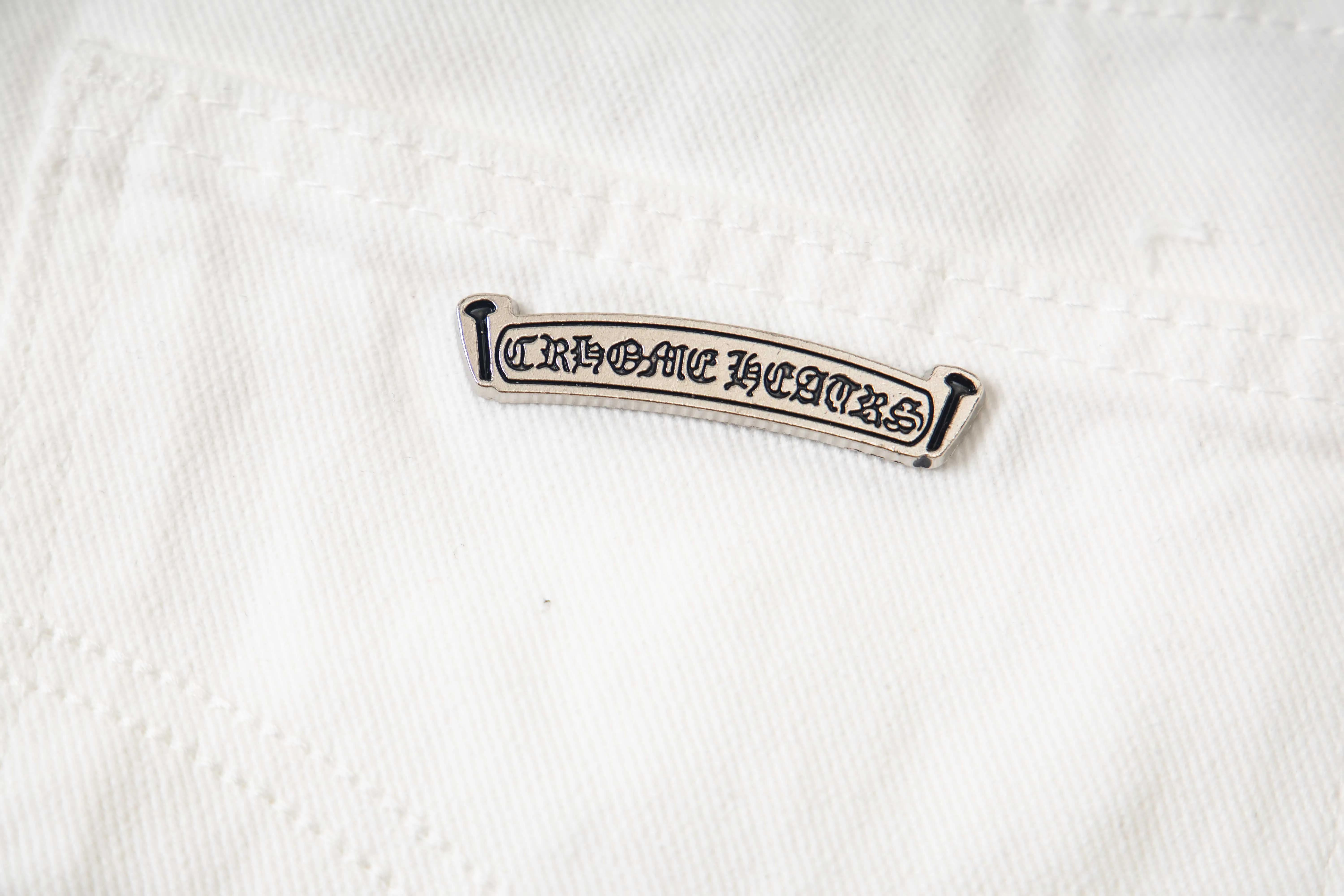 P220 (high version, running quantity) Chrome Hearts white pants, green leather, hot style patchwork couple's bestie jeans. CH jeans need to be washed and then disassembled and hand-ordered with sheepskin cross leather and then spliced ​​together. The whole piece has too many craftsmanship to describe. The patches are decorated with cross flowers, and the high-waisted washed jeans! ! Absolutely high-end luxury products, god-level single products and super popular products, made with top heavy industry, a must-see magic weapon. Customized hardware. The fabric is thick and soft after washing. It has good breathability. Customized small leather label. Unique design. The details are simple and elegant, and the workmanship is exquisite. The entire trousers are neatly routed and the details are in place! It’s so cool that both men and women can easily control the genderless trend! Style number: 1816# Color: white pants and green leather Size: 28 30 32 34 36